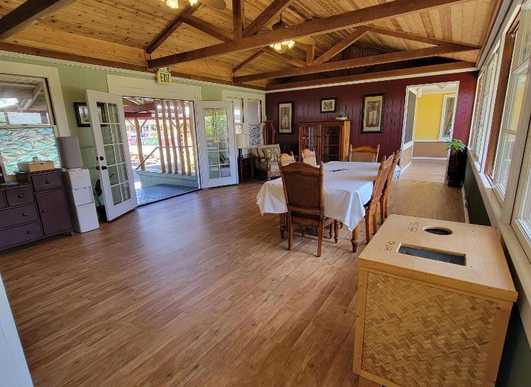 הוסטל Kohala Village Inn