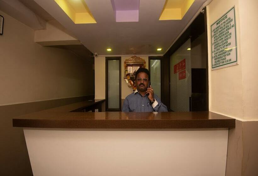 Hotel Oyo 23285 The Diplomat Lodging