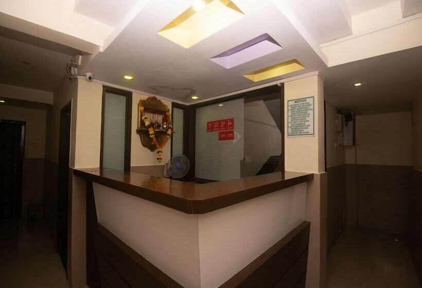 Hotel Oyo 23285 The Diplomat Lodging