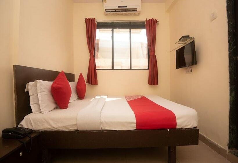 Hotel Oyo 23285 The Diplomat Lodging