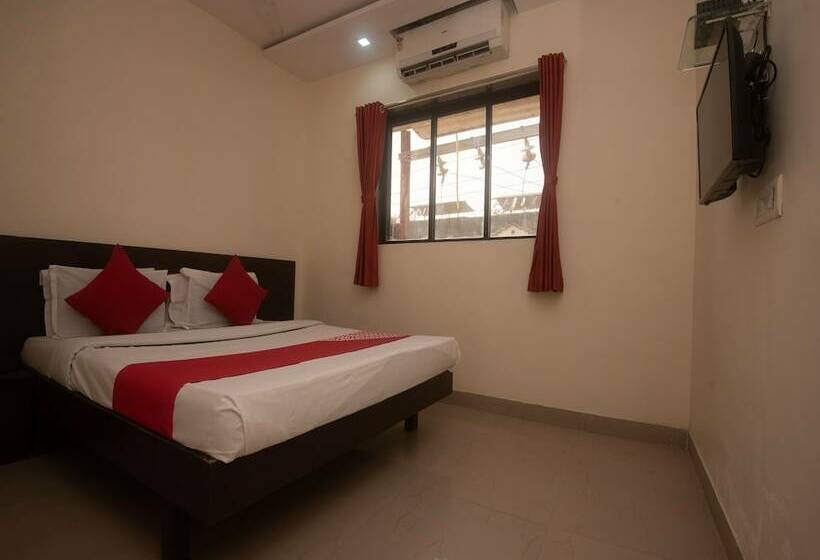 Hotel Oyo 23285 The Diplomat Lodging