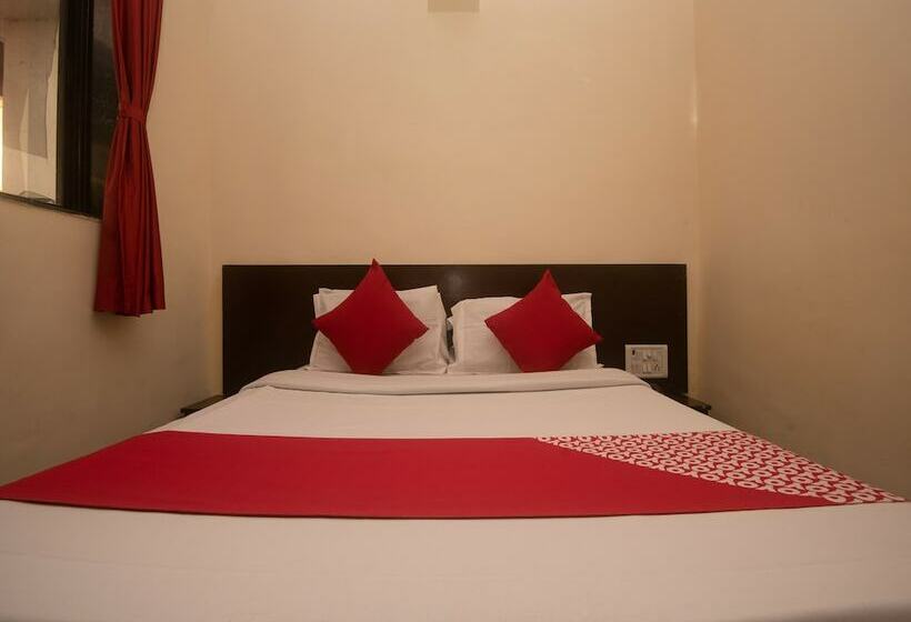 Hotel Oyo 23285 The Diplomat Lodging