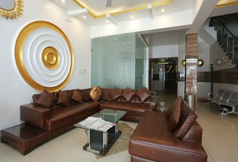 Отель Oyo 26745 Log Inn