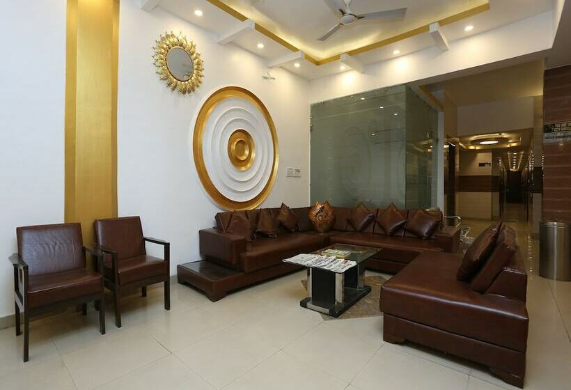 Отель Oyo 26745 Log Inn