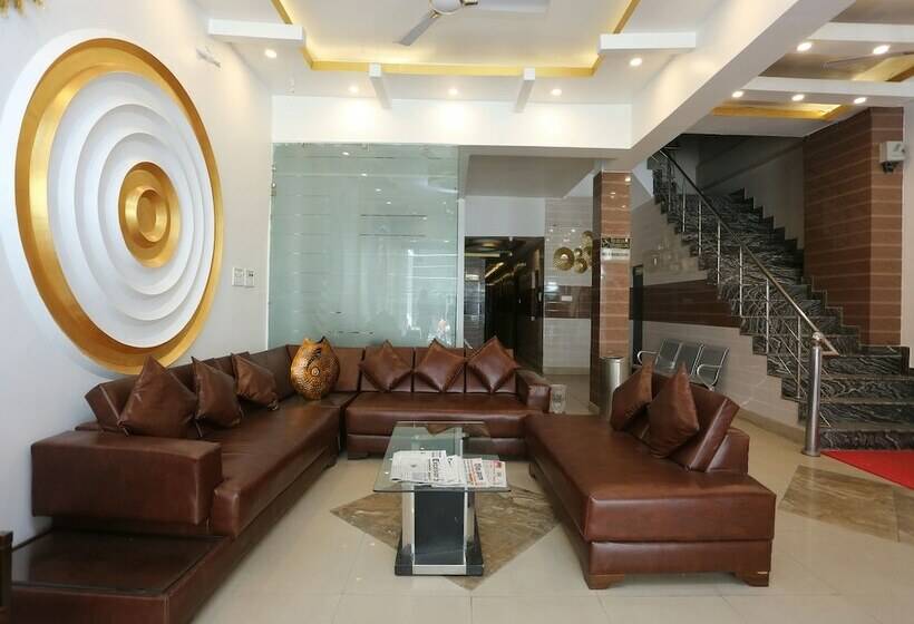 Отель Oyo 26745 Log Inn