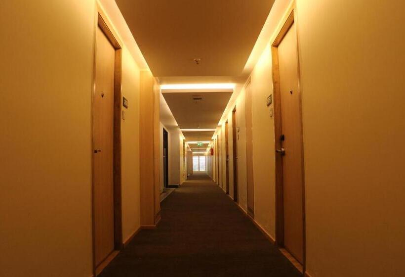 בית מלון כפרי Regenta Central Harsha Vapi