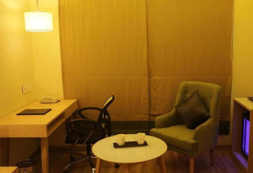 בית מלון כפרי Regenta Central Harsha Vapi