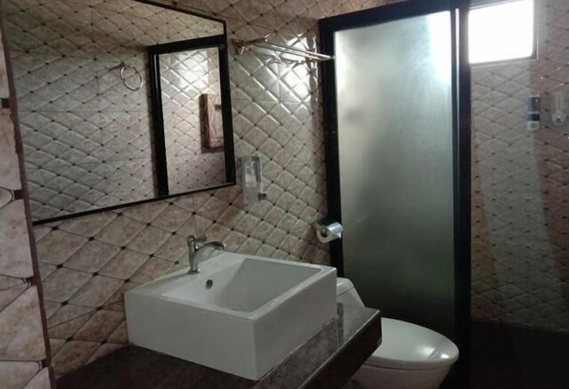 هتل 7 Meadows Inn