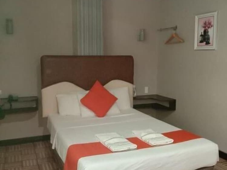 هتل 7 Meadows Inn