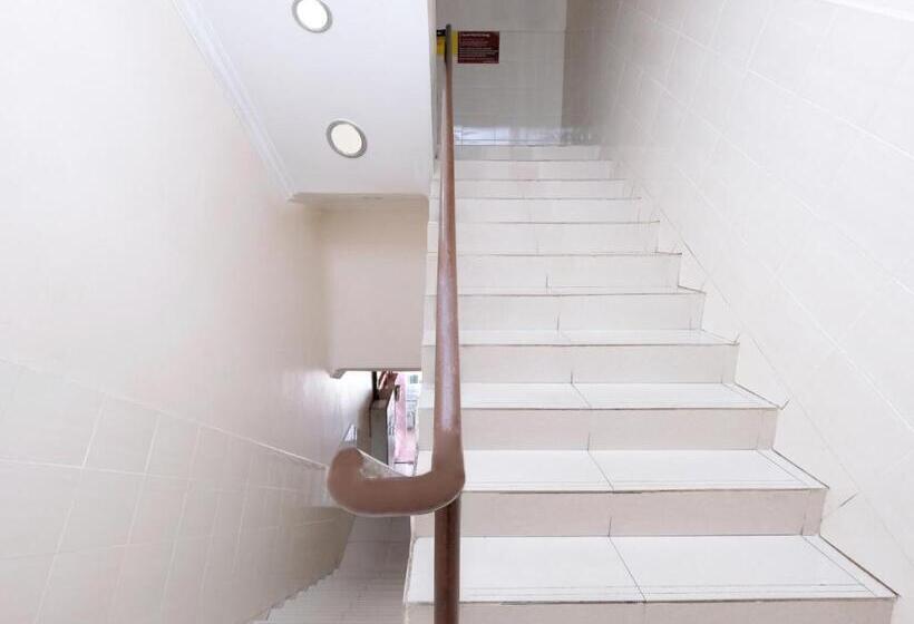 בית מלון כפרי Oyo 707 Ayuni