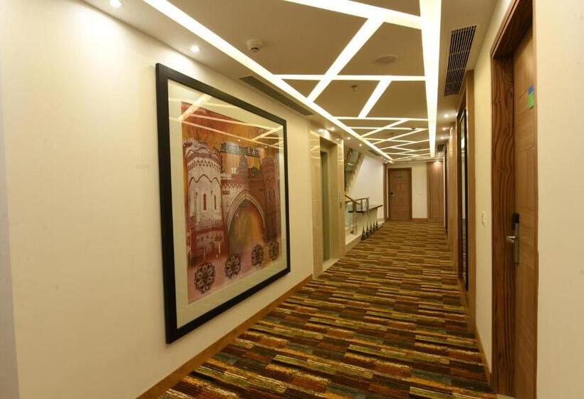 ホテル Surestay Plus By Best Western Amritsar