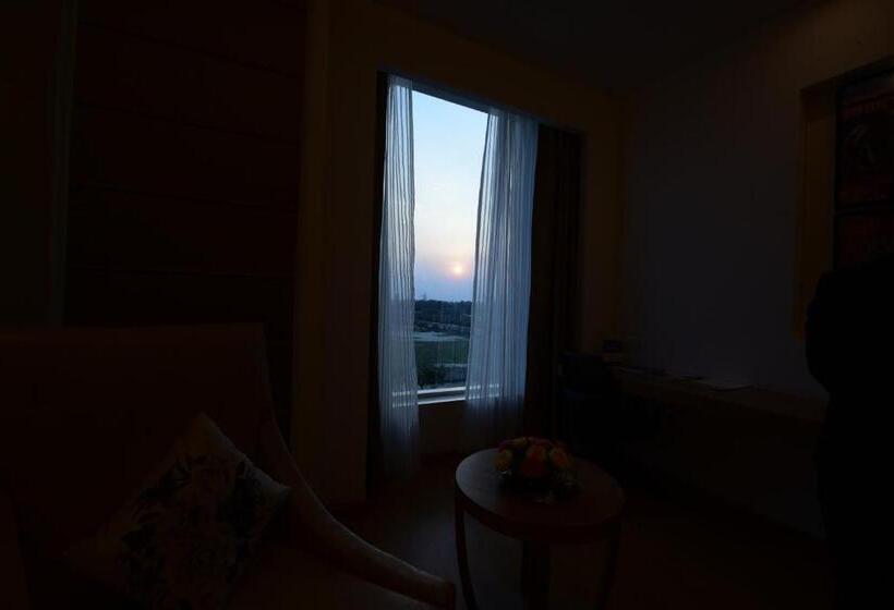 ホテル Surestay Plus By Best Western Amritsar