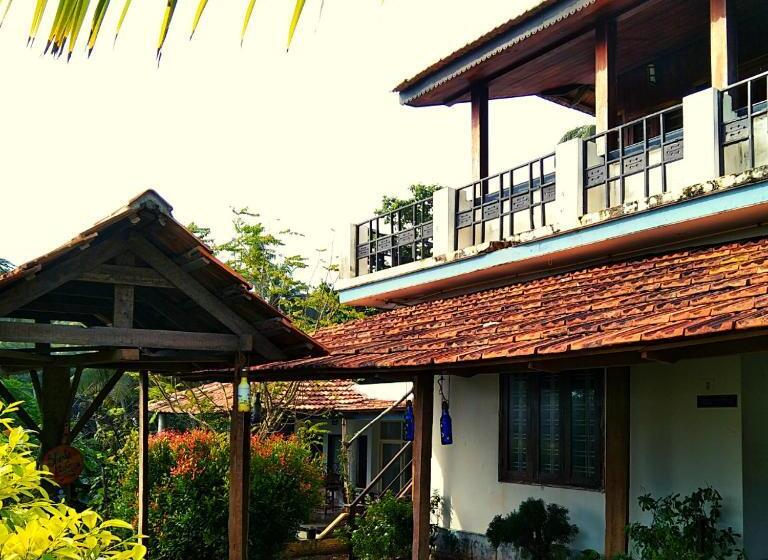 استراحتگاه Sherly Cottages