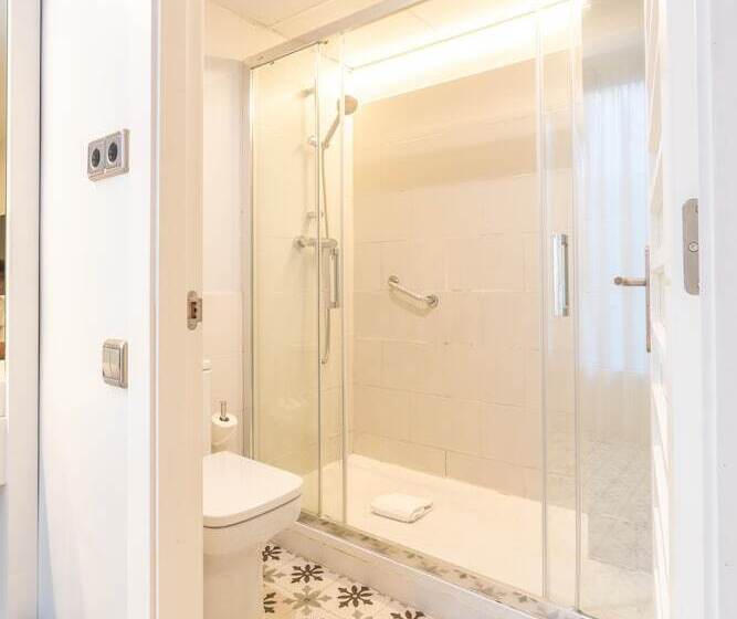 Отель Serennia Fira Gran Via Exclusive Rooms