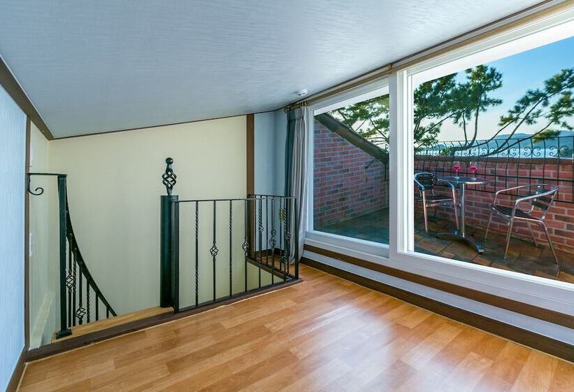 בית מלון כפרי Tongyeong Beach Castle