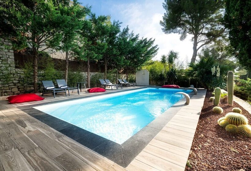 פנסיון The Address Cassis