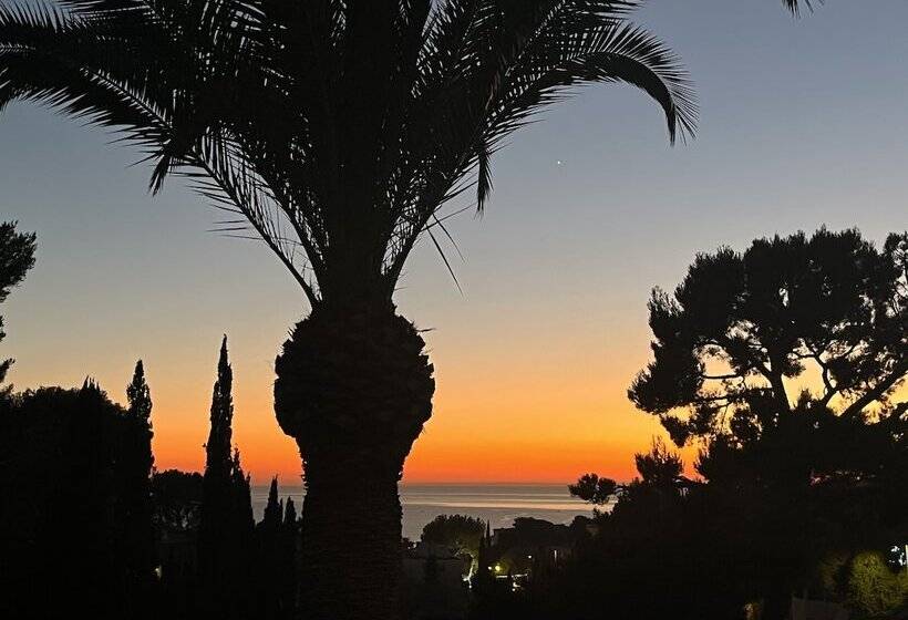 پانسیون The Address Cassis