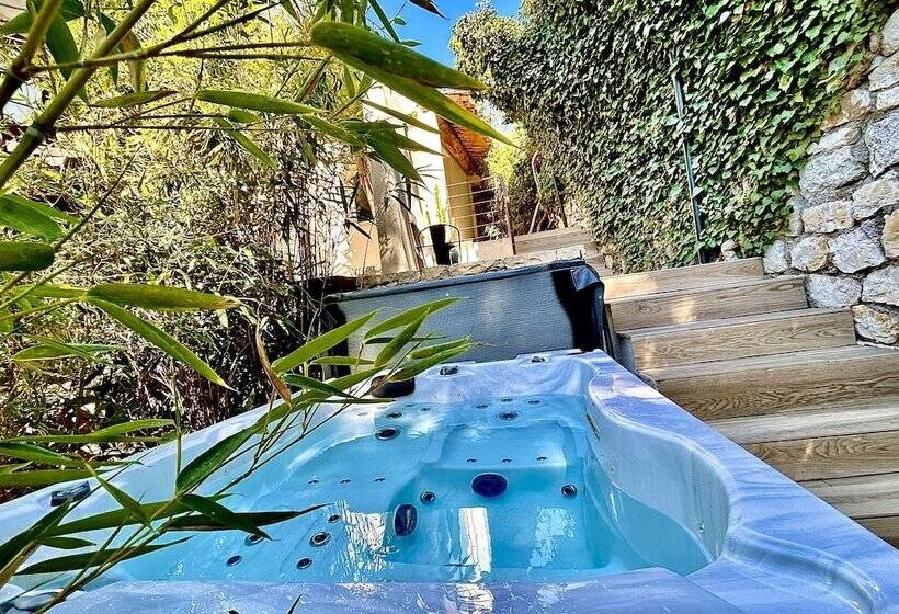 פנסיון The Address Cassis