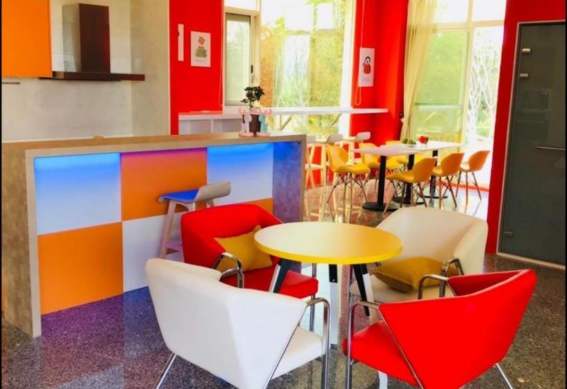 تختخواب و صبحانه Full Moon Resort