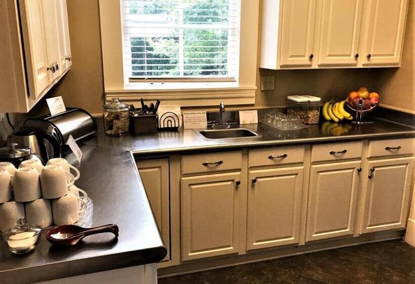 مبيت وإفطار Clark House Inn