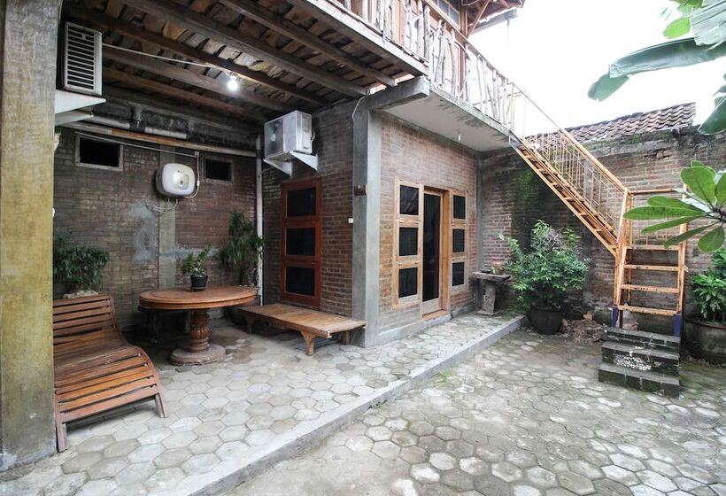 Пансион Reddoorz Near Rumah Sakit Wirosaban