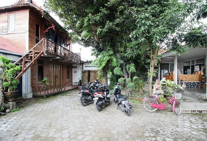 Пансион Reddoorz Near Rumah Sakit Wirosaban