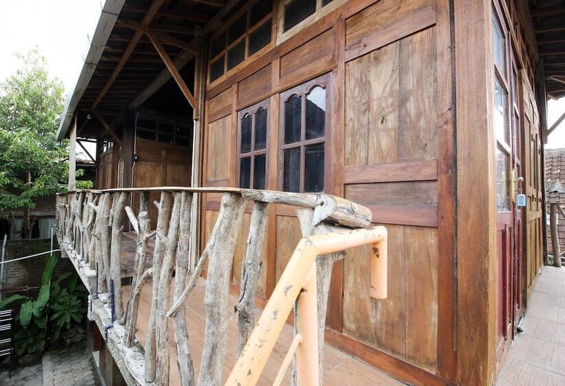 Пансион Reddoorz Near Rumah Sakit Wirosaban