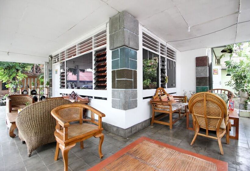 Пансион Reddoorz Near Rumah Sakit Wirosaban