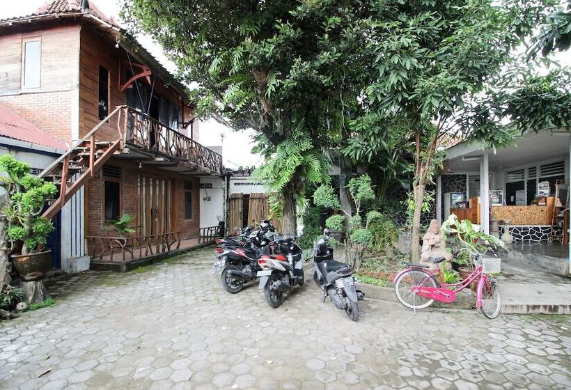 Пансион Reddoorz Near Rumah Sakit Wirosaban
