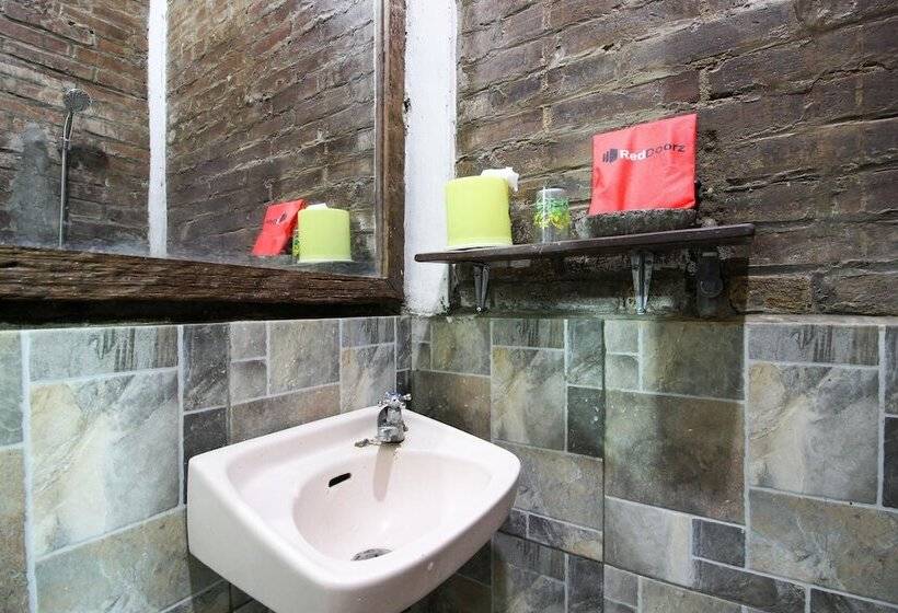 Пансион Reddoorz Near Rumah Sakit Wirosaban