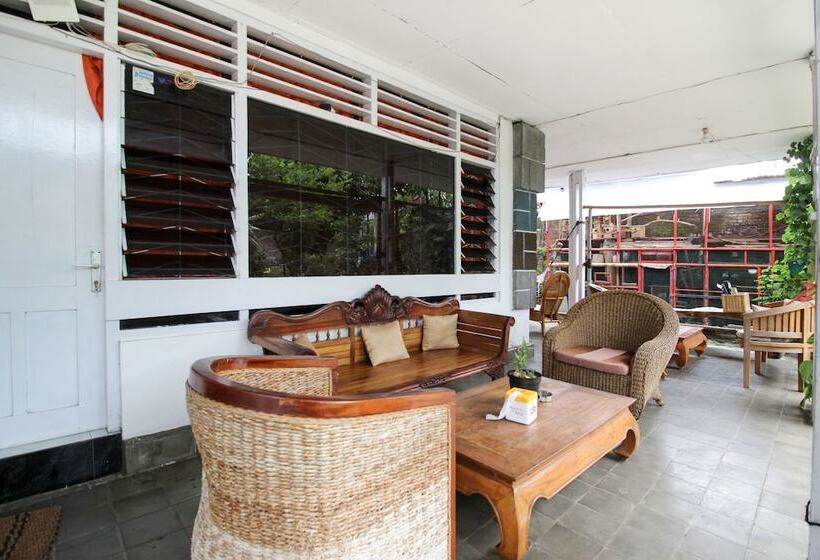 Пансион Reddoorz Near Rumah Sakit Wirosaban