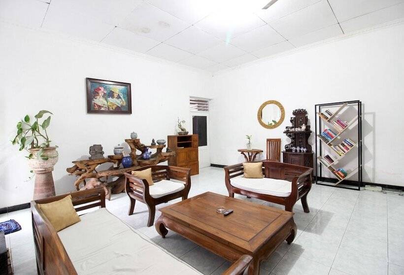 Пансион Reddoorz Near Rumah Sakit Wirosaban