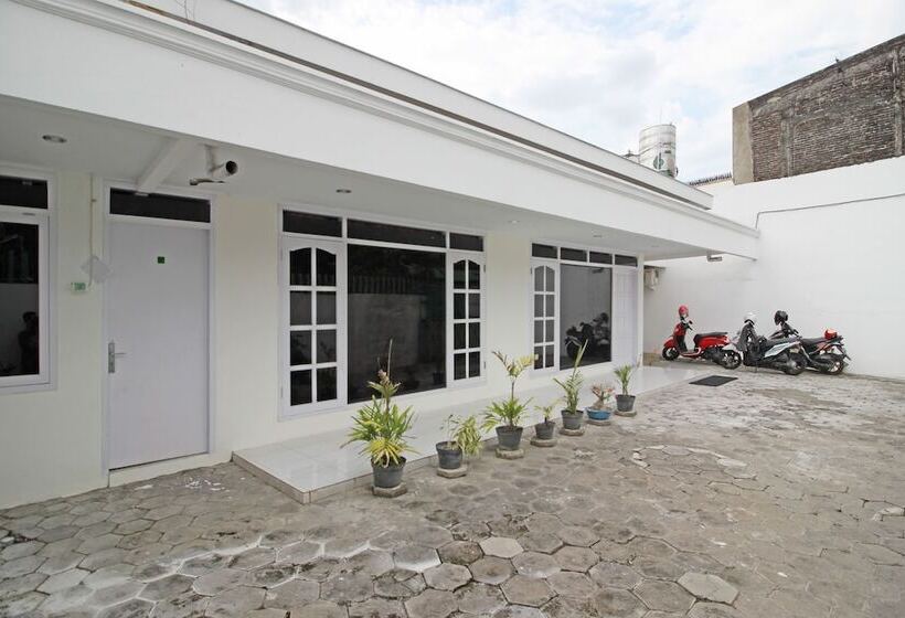 膳宿费 Reddoorz Near Terminal Tirtonadi