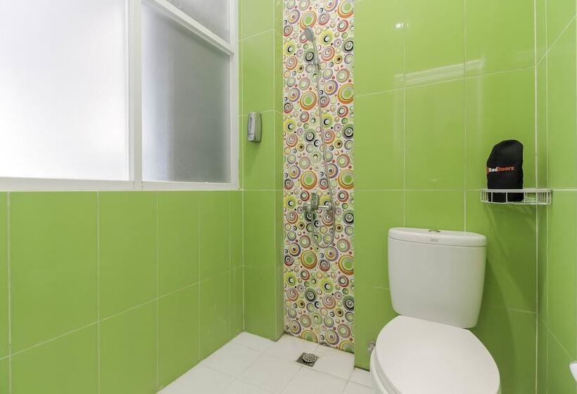 호텔 Reddoorz Plus Near Stasiun Bekasi