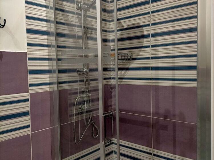 פנסיון Lanzies Guesthouse