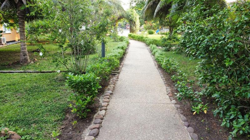 هتل Charlestina Beach Resort