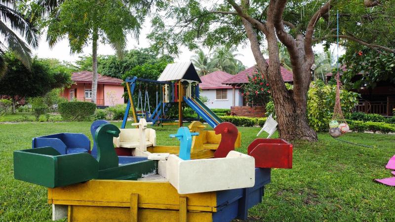 هتل Charlestina Beach Resort