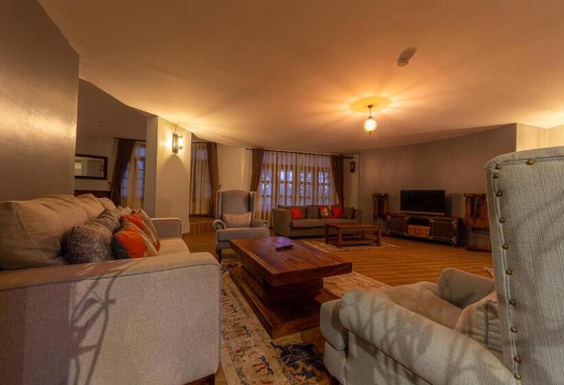 هتل Emburara Farm Lodge