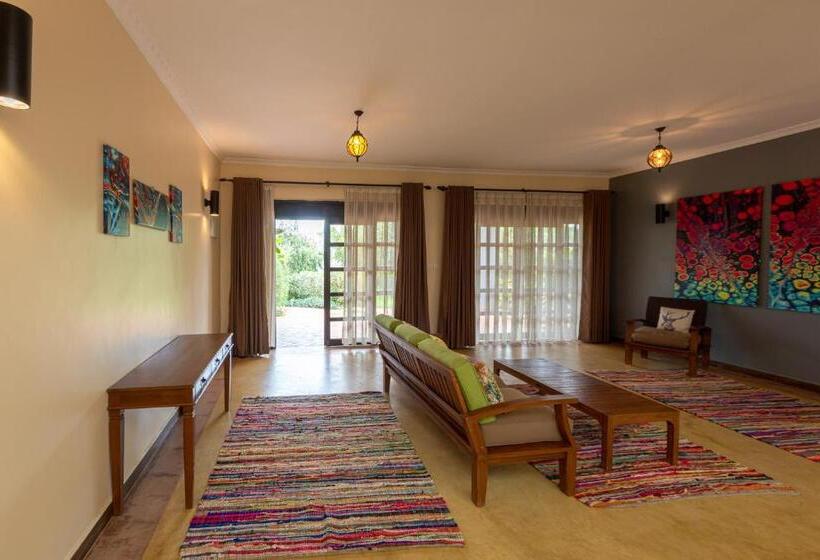 هتل Emburara Farm Lodge