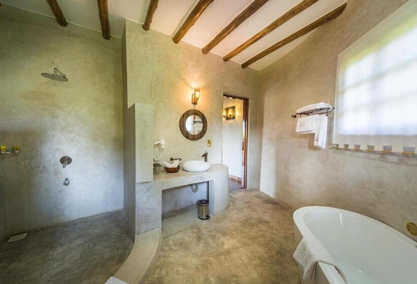 هتل Emburara Farm Lodge