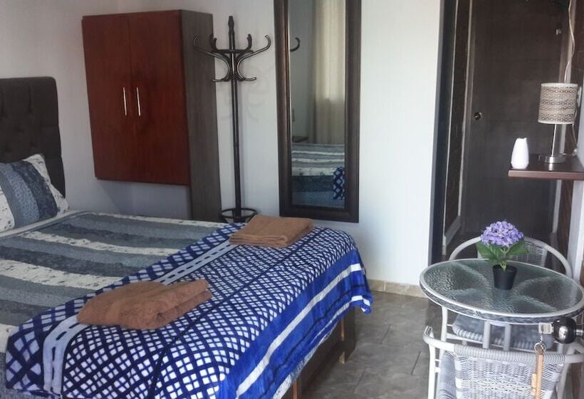 هتل Huacachina Desert House