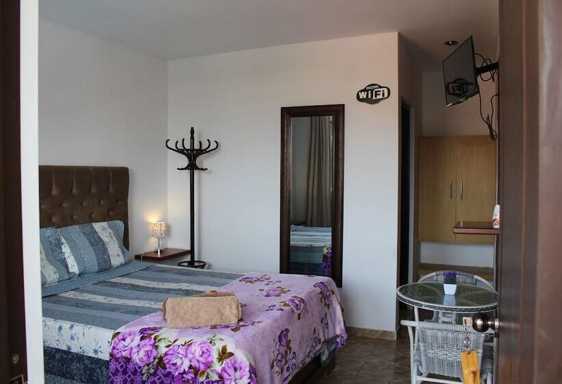 هتل Huacachina Desert House