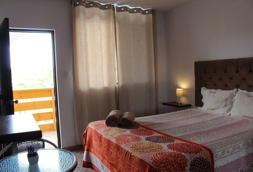 هتل Huacachina Desert House