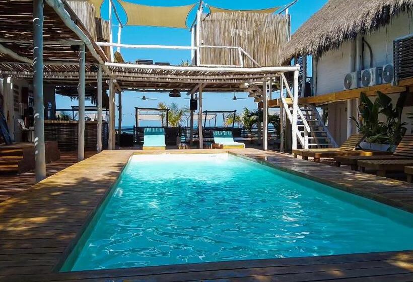 בית מלון כפרי Nena Beach Club &