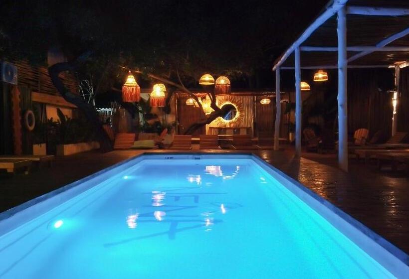 בית מלון כפרי Nena Beach Club &