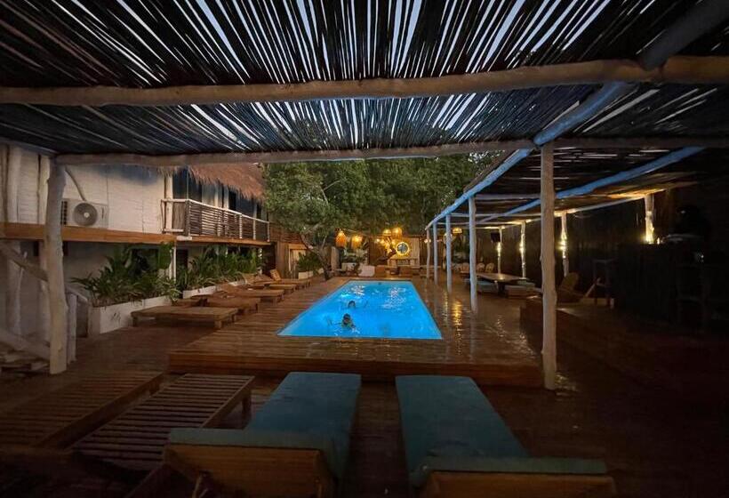 ホテル Nena Beach Club &