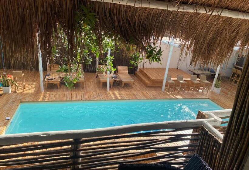 בית מלון כפרי Nena Beach Club &