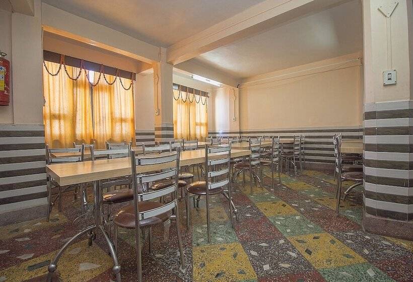 هتل Oyo 23546 Pushpak