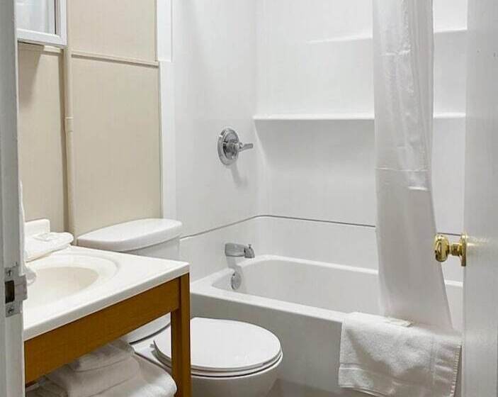 The Bayview Motel   Fort France, On   Lakeside Motel