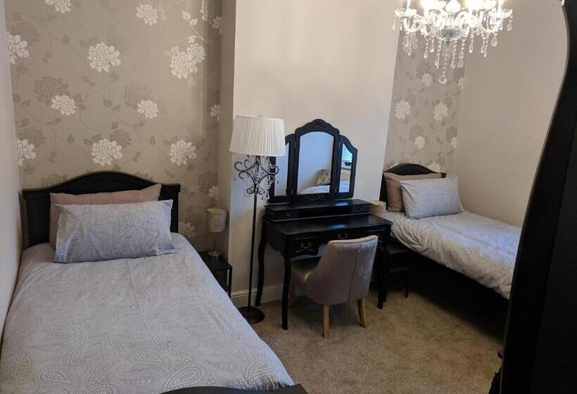 Пансион Lion House Bed & Breakfast With Restaurant